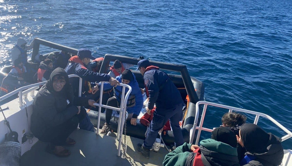 Ayvalık açıklarında 75 düzensiz göçmen kurtarıldı