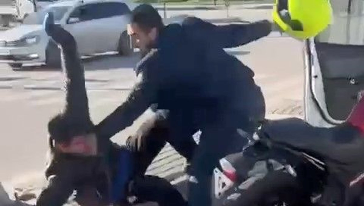 Bursa'da yol kavgası: Motosiklet sürücüsünü kaskıyla dövdü
