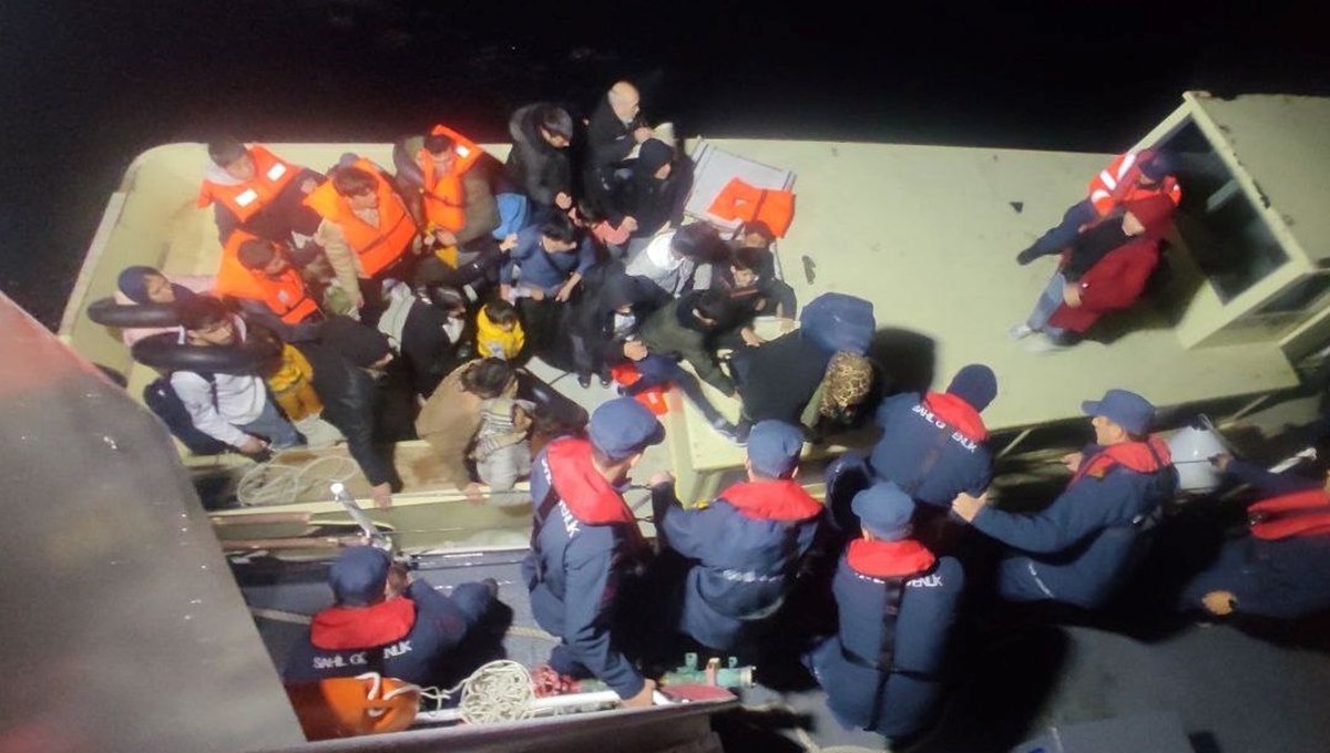 Çanakkale açıklarında 44 düzensiz göçmen ile 1 göçmen kaçakçısı yakalandı