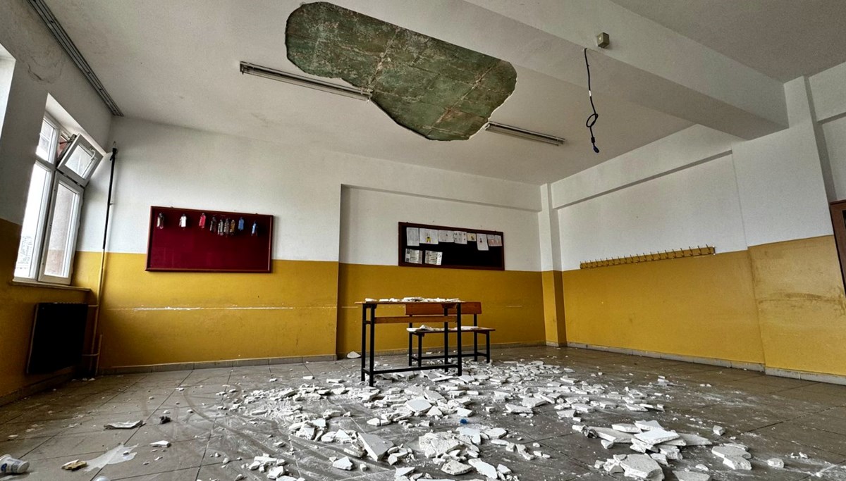 Ders sırasında sınıfın tavan alçısı döküldü: 7 öğrenci yaralı