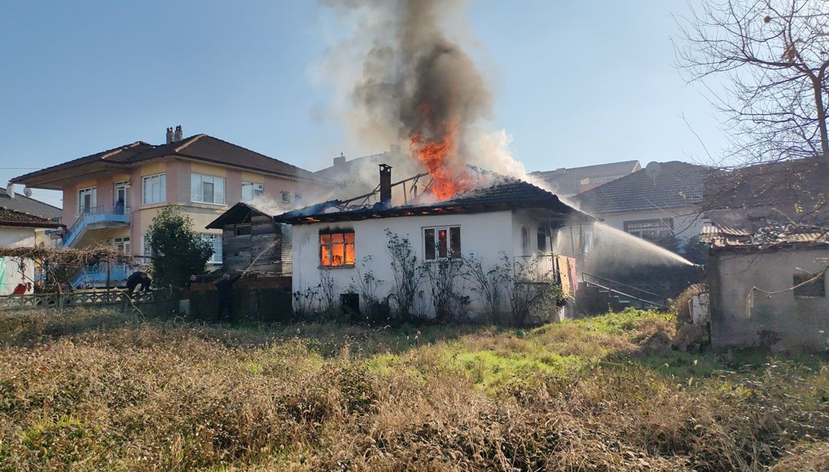 Felçli kadın ile oğlunu yanan evden komşuları kurtardı