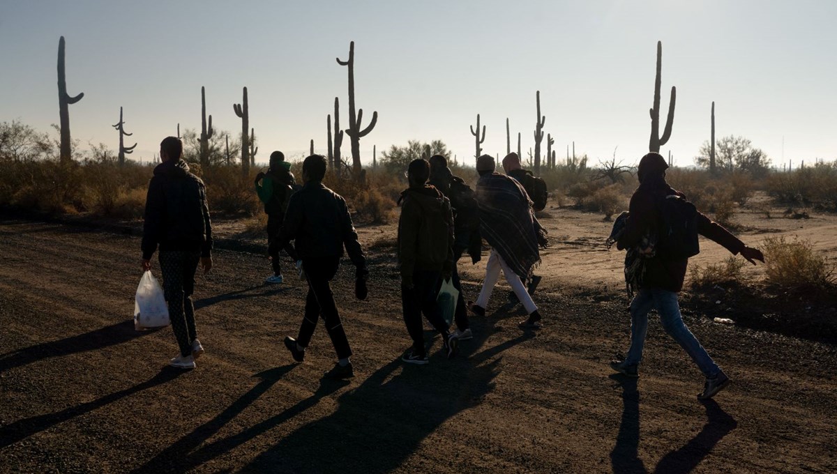 Göçmenler Meksika ile ABD arasındaki sınırı geçmeye devam ediyor