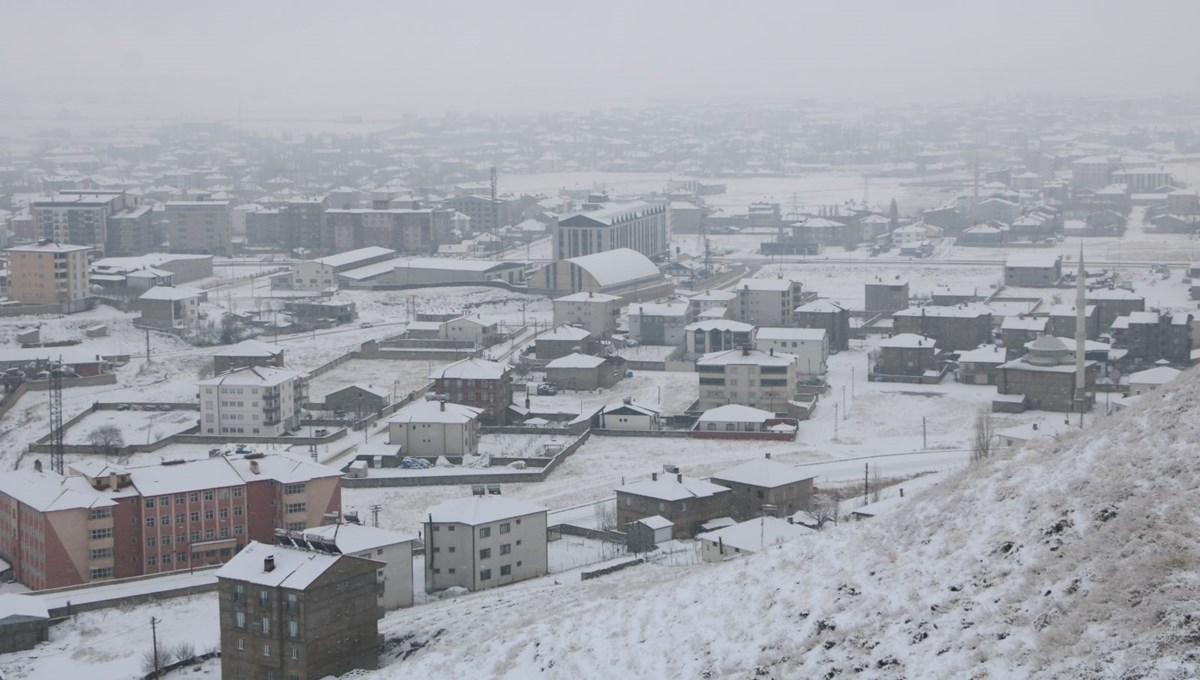 Hakkari'de, 22 yerleşim yerinin yolu kardan kapandı