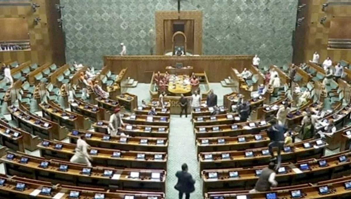 Hindistan'da halk meclisi muhalefete kapatıldı: 141 vekile giriş yasağı