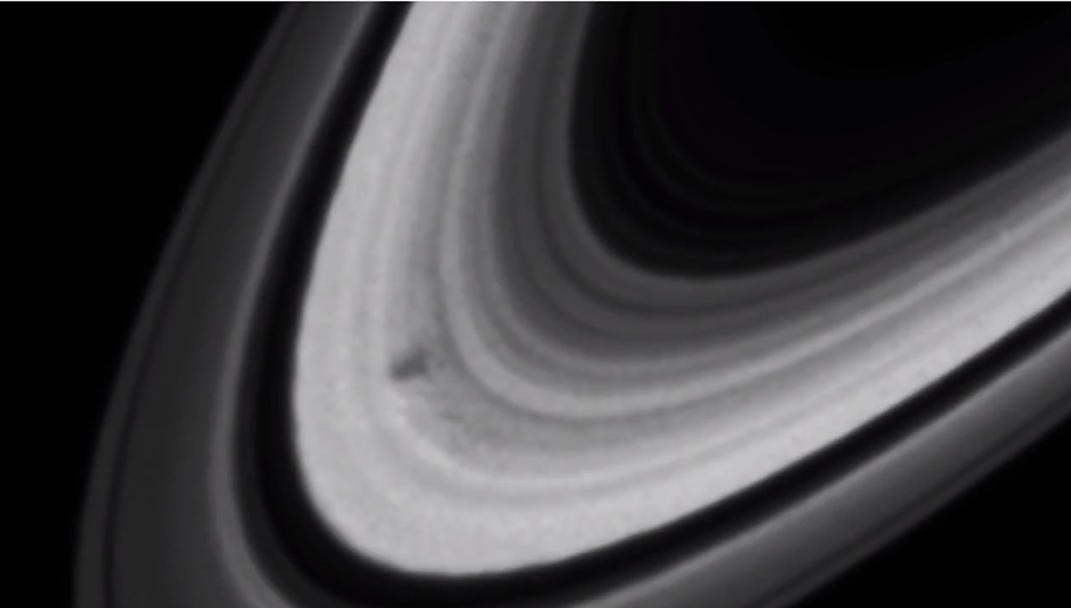Hubble teleskopu Satürn'ün halkalarında gizemli gölgeler tespit etti