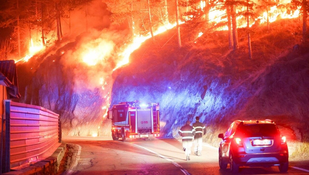 İtalya'nın kuzeybatısındaki ormanlarda yangın çıktı