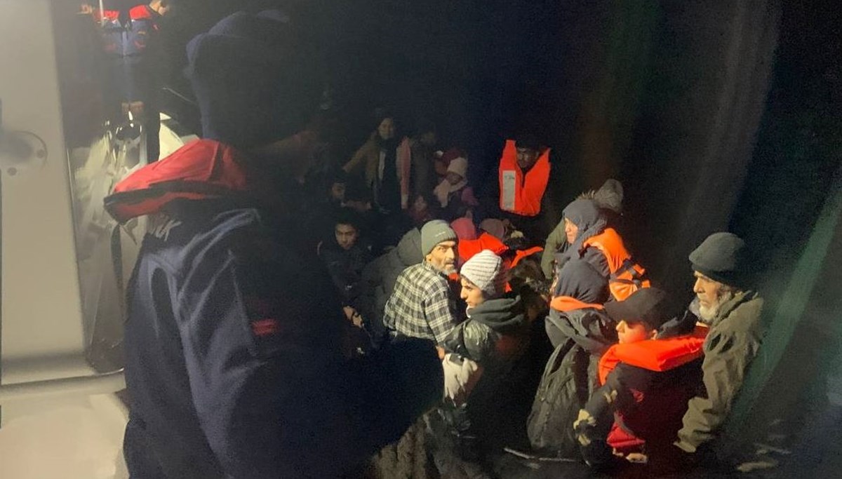 İzmir açıklarında 55 düzensiz göçmen yakalandı