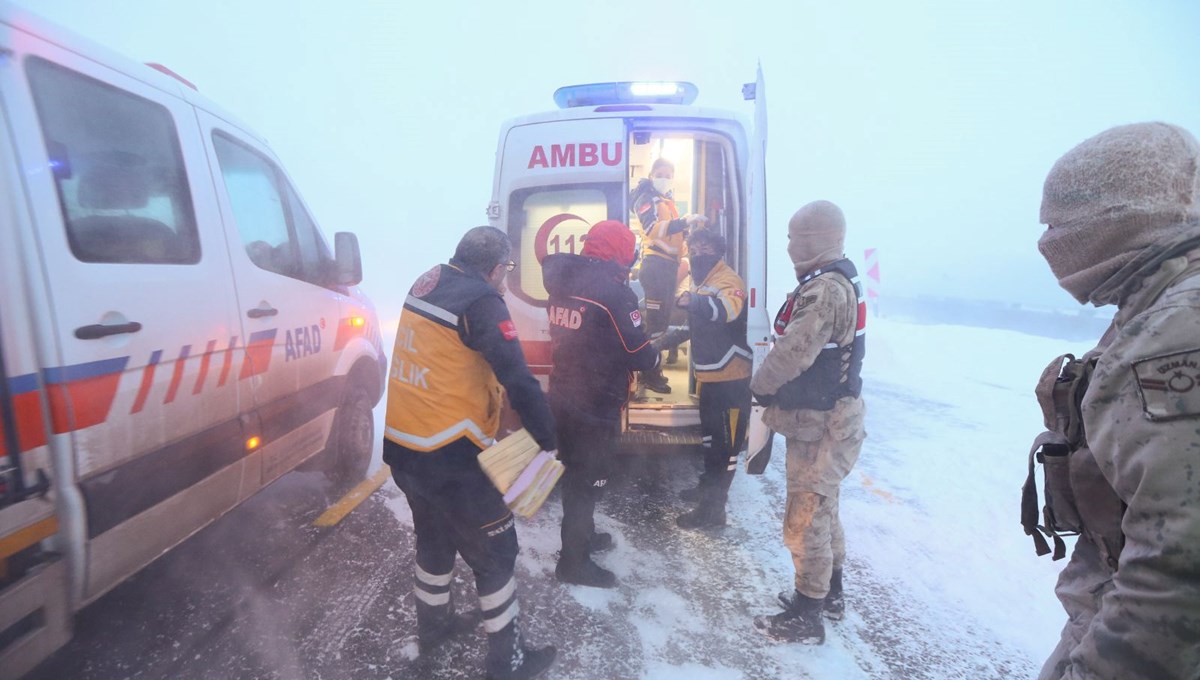 Kars'ta Hanlar Geçidi'nde zincirleme kaza: 17 yaralı