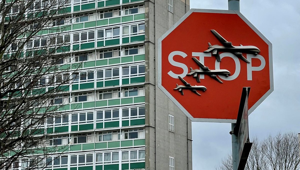 Sokak sanatçısı Banksy'nin 3 İHA çizdiği trafik levhasını çalan kişi yakalandı