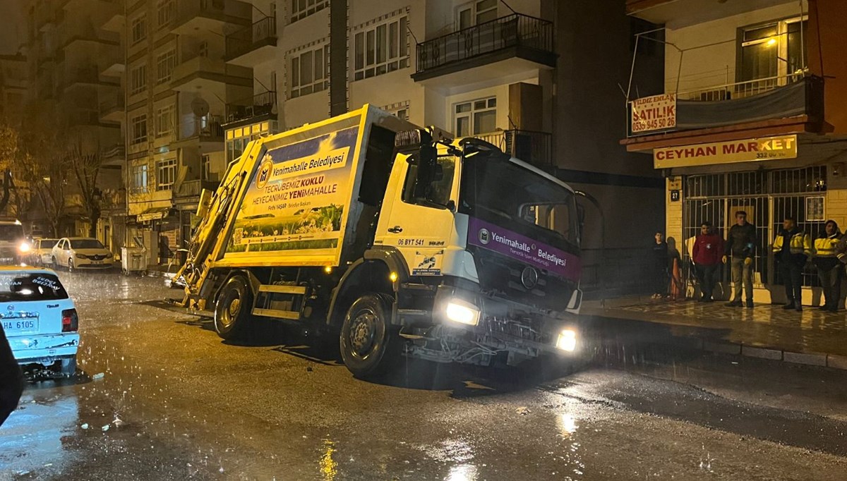 Ankara’da yağmur nedeniyle yol çöktü, çöp kamyonu askıda kaldı