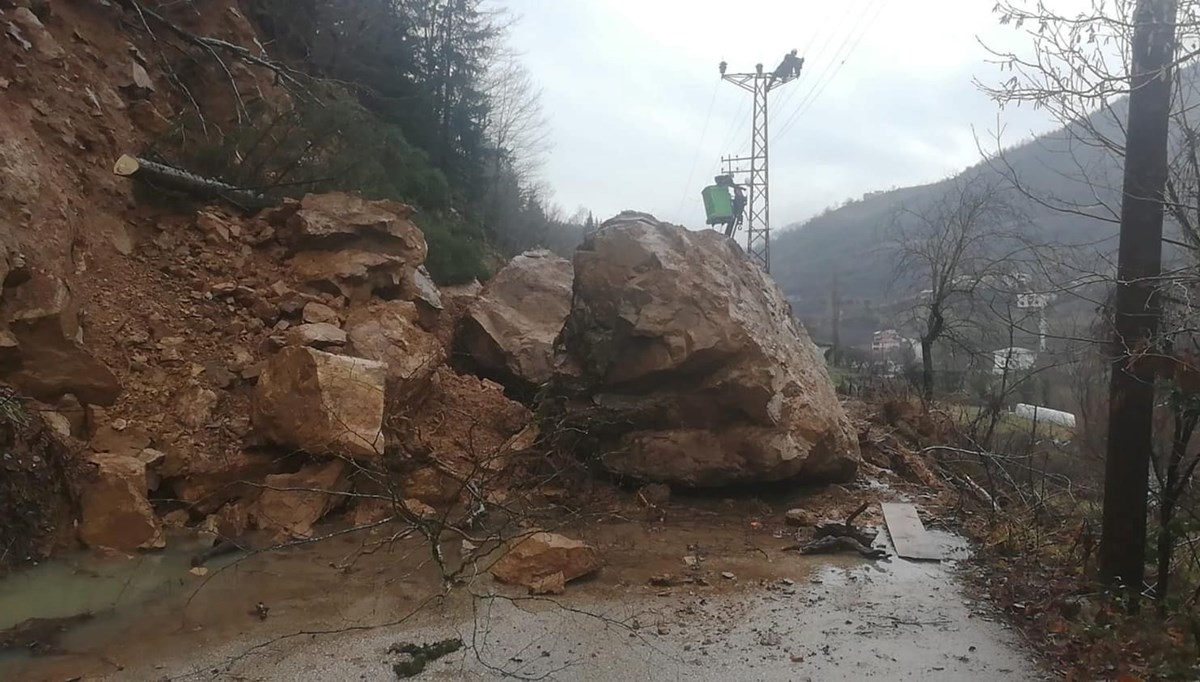 Artvin'de heyelan: Köy yolu kapandı, elektrik kesildi