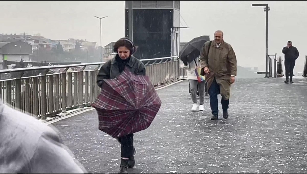 Beylikdüzü'nde kar Taksim'de karla karışık yağmur