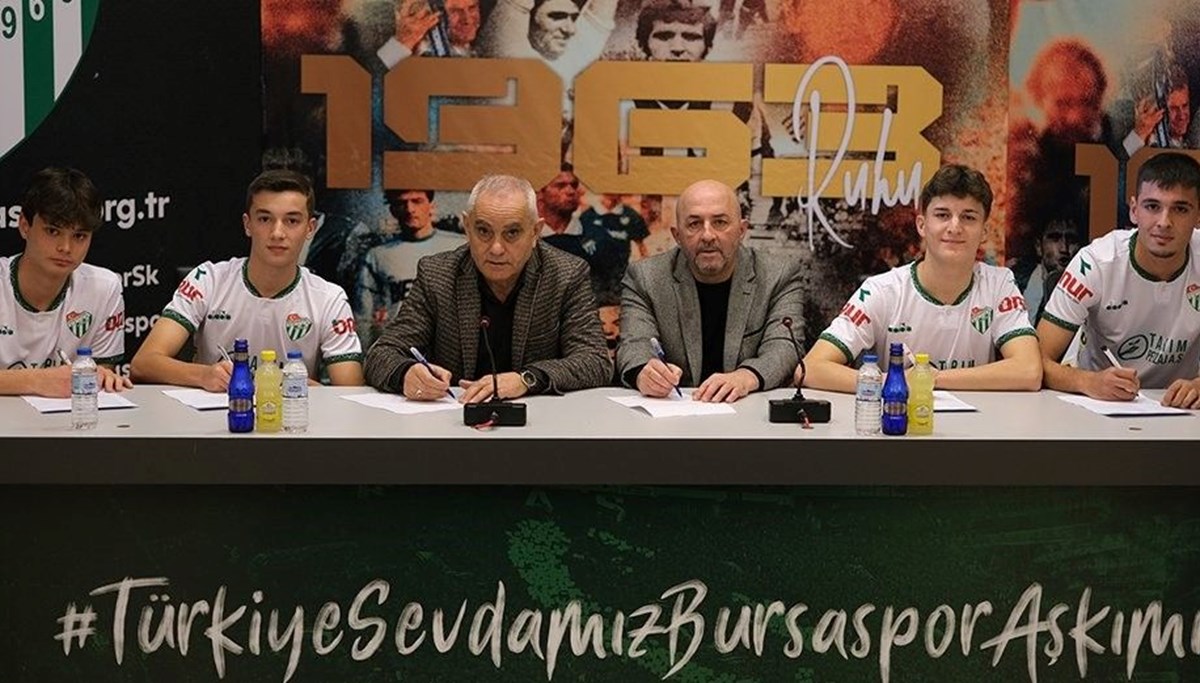 Bursaspor 4 genç futbolcusunu profesyonel yaptı