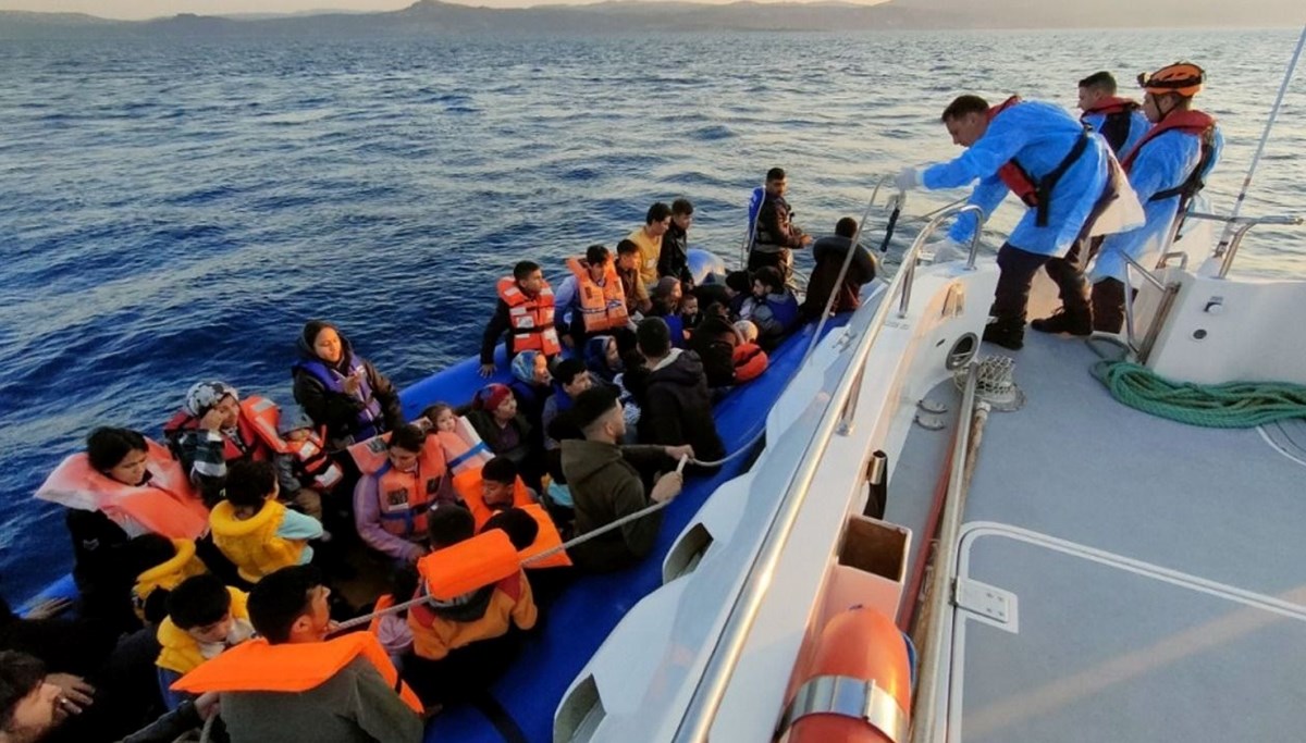 Çanakkale açıklarında 56 düzensiz göçmen kurtarıldı
