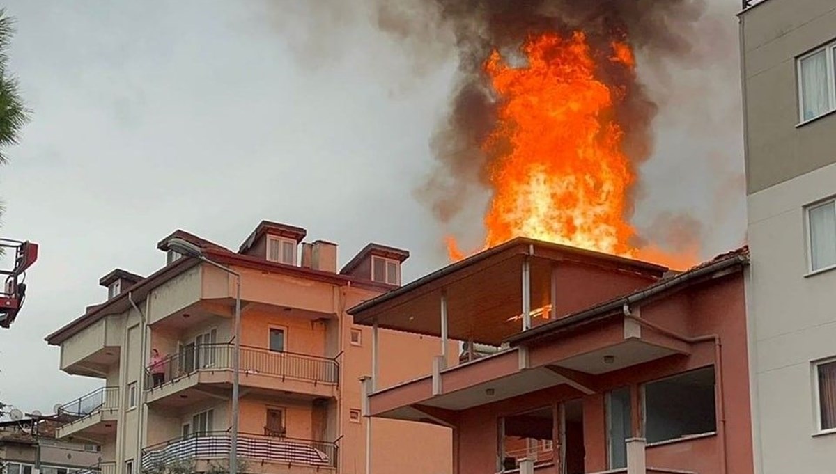 Denizli'de binanın çatısı yandı