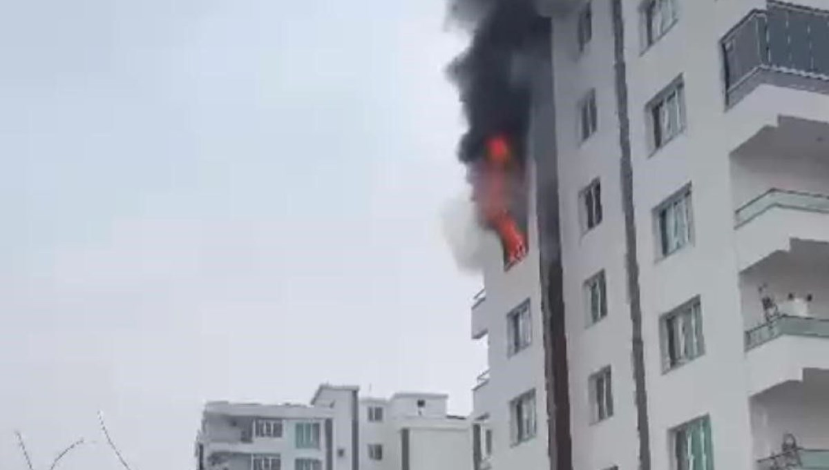 Diyarbakır'da 8 katlı binada yangın paniği