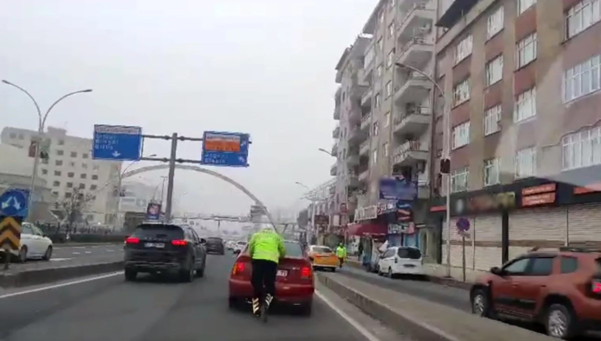 Diyarbakır'da yakıtı biten aracın imdadına trafik polisi yetişti