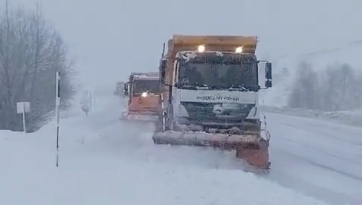 Erzincan'da Karayolları ekiplerinin geçitlerde karla mücadele çalışması
