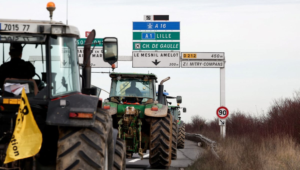 Fransa'da çiftçiler traktörleriyle Paris'i kuşattı