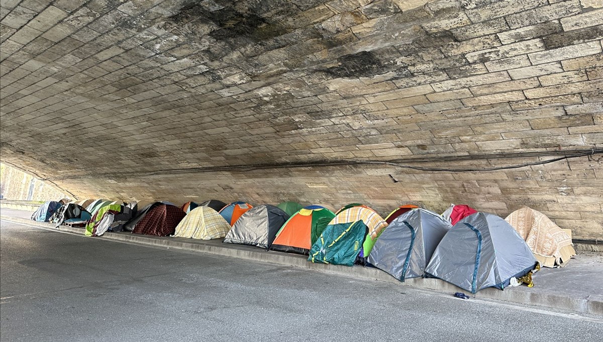 Fransa'da evsizlik sorunu büyüyor: Milletvekilleri çadırda yattı