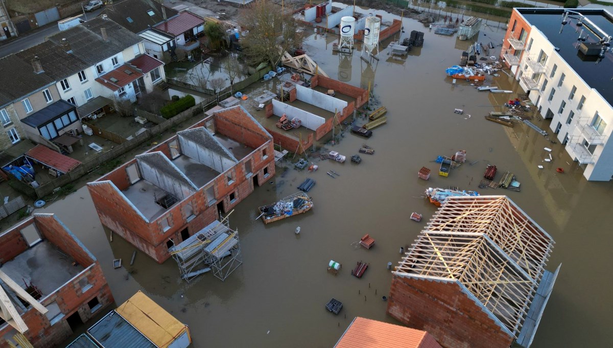 Fransa'da sel felaketi: Evler ve araçlar sular altında kaldı, bir kişi hayatını kaybetti