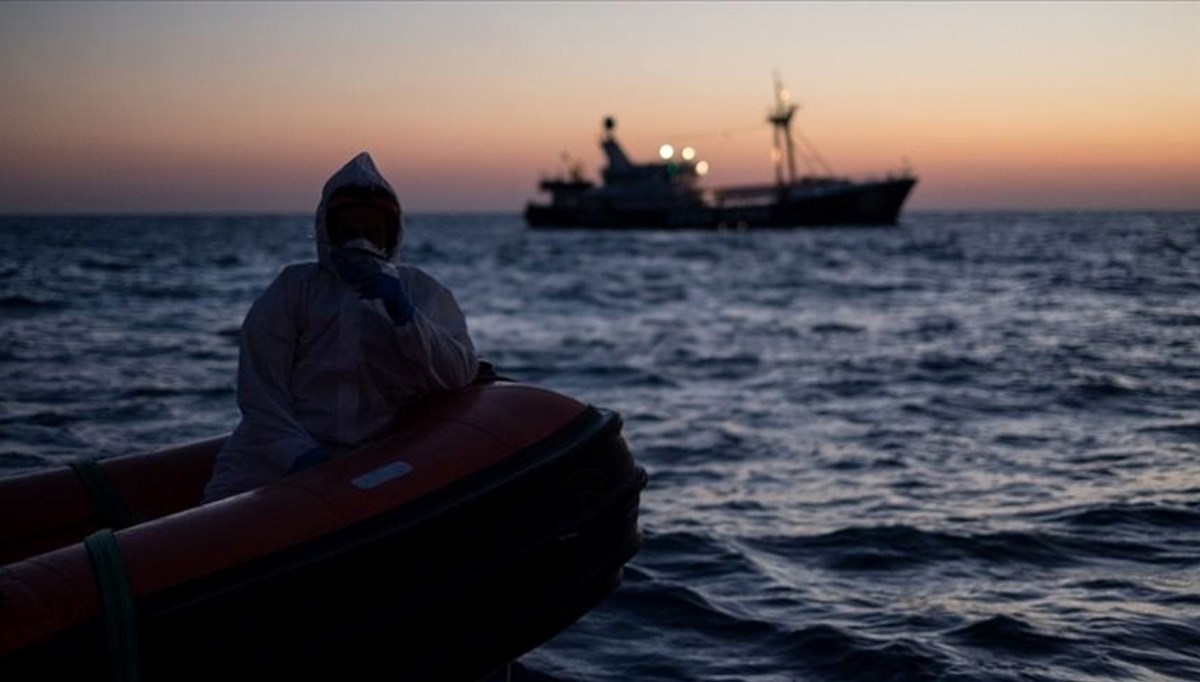 Göçmenleri taşıyan tekne kayalıklara çarptı: 3 ölü