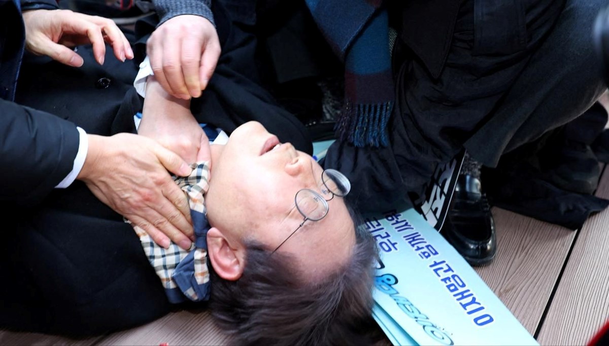 Güney Kore'de muhalefet liderine bıçaklı saldırı kamerada