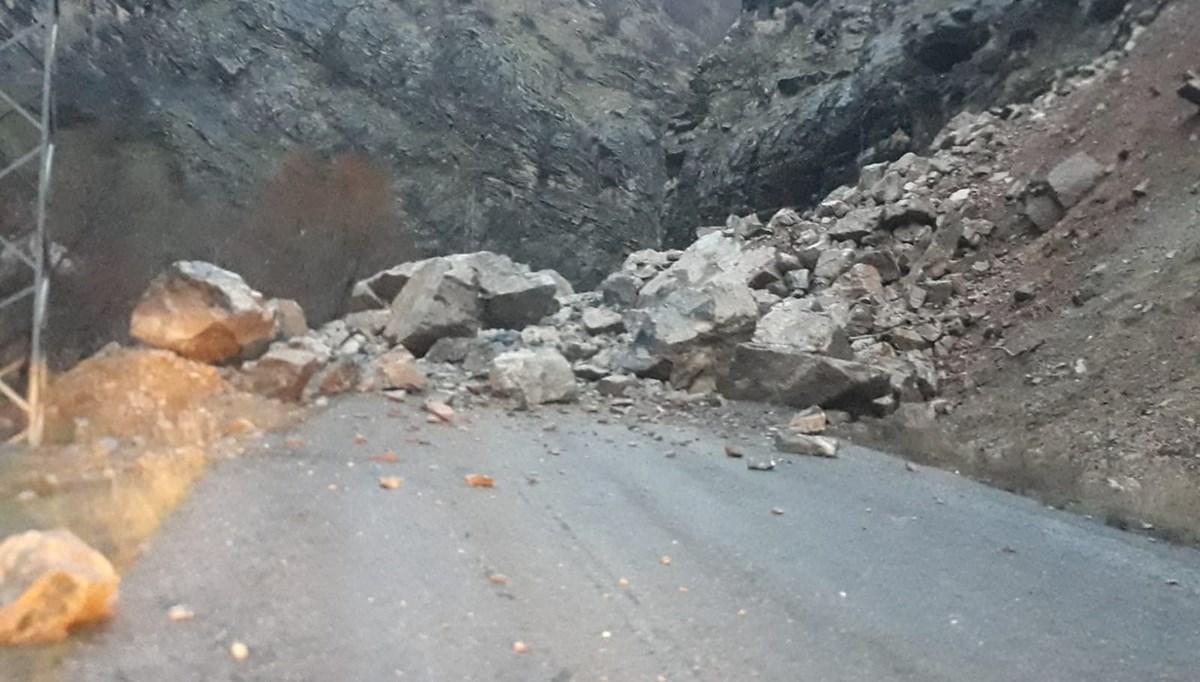 Hakkari'de dağdan kopan kayalar köy yolunu kapattı