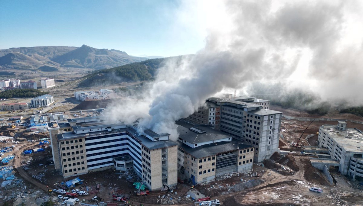 Hastane inşaatında çıkan yangında mahsur kalan 5 işçi kurtarıldı