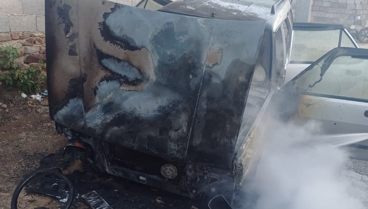 Hatay Hassa'da park halindeki araç yandı
