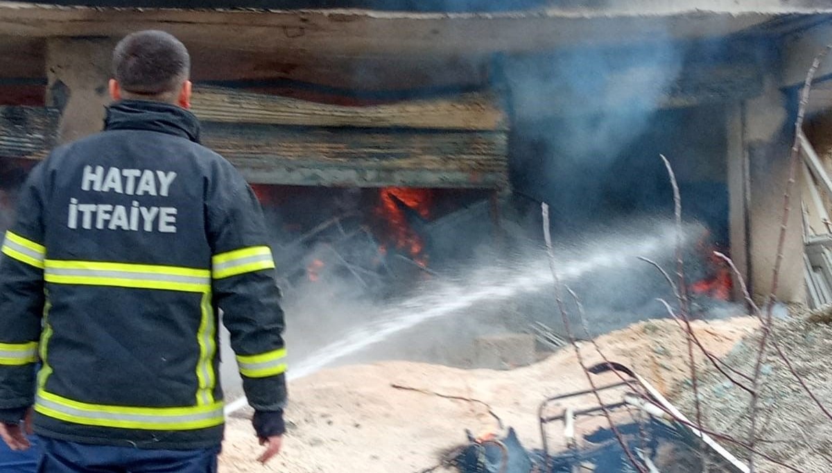 Hatay Kırıkhan'da yanan evi itfaiye söndürdü