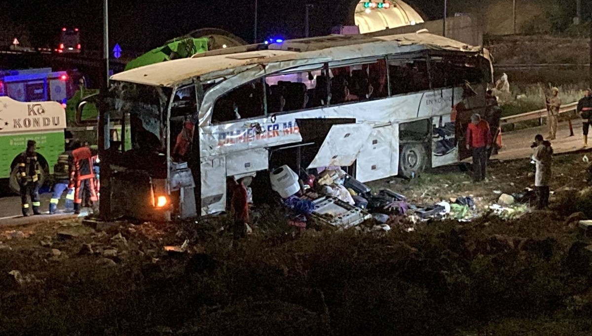 İlk görüntü: Mersin'de yolcu otobüsü devrildi