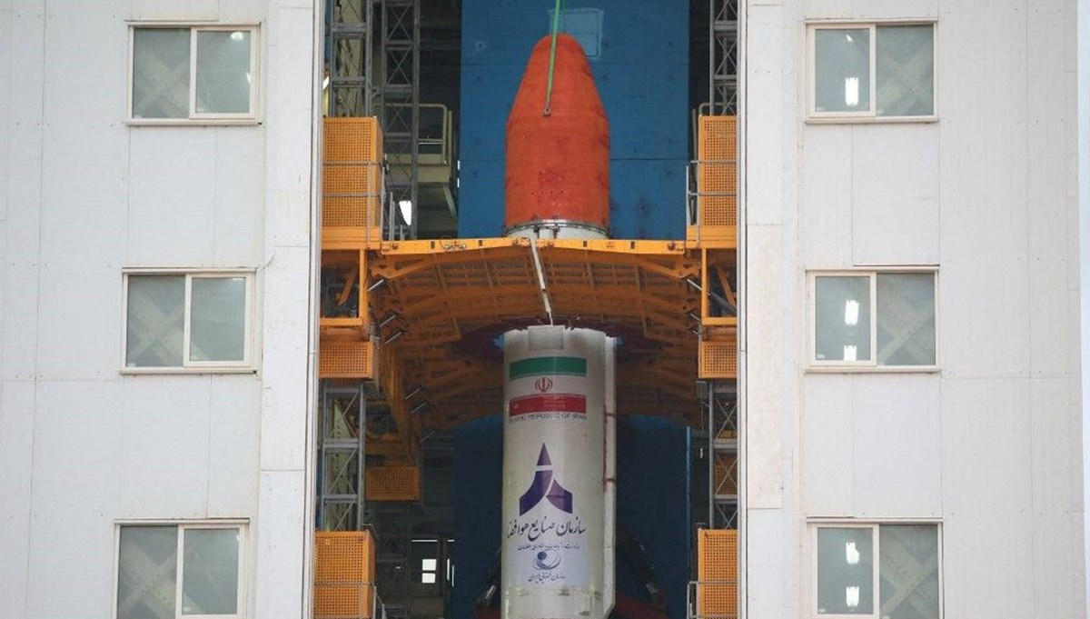 İran, uzaya ilk kez aynı anda 3 uydu gönderdi