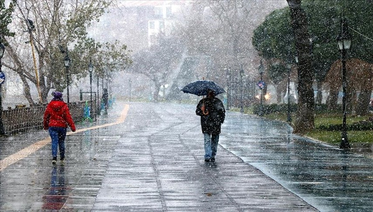 İstanbul'a yılın ilk karı düştü