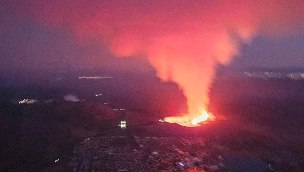 İzlanda'nın Reykjanes Yarımadası'nda yanardağ patladı