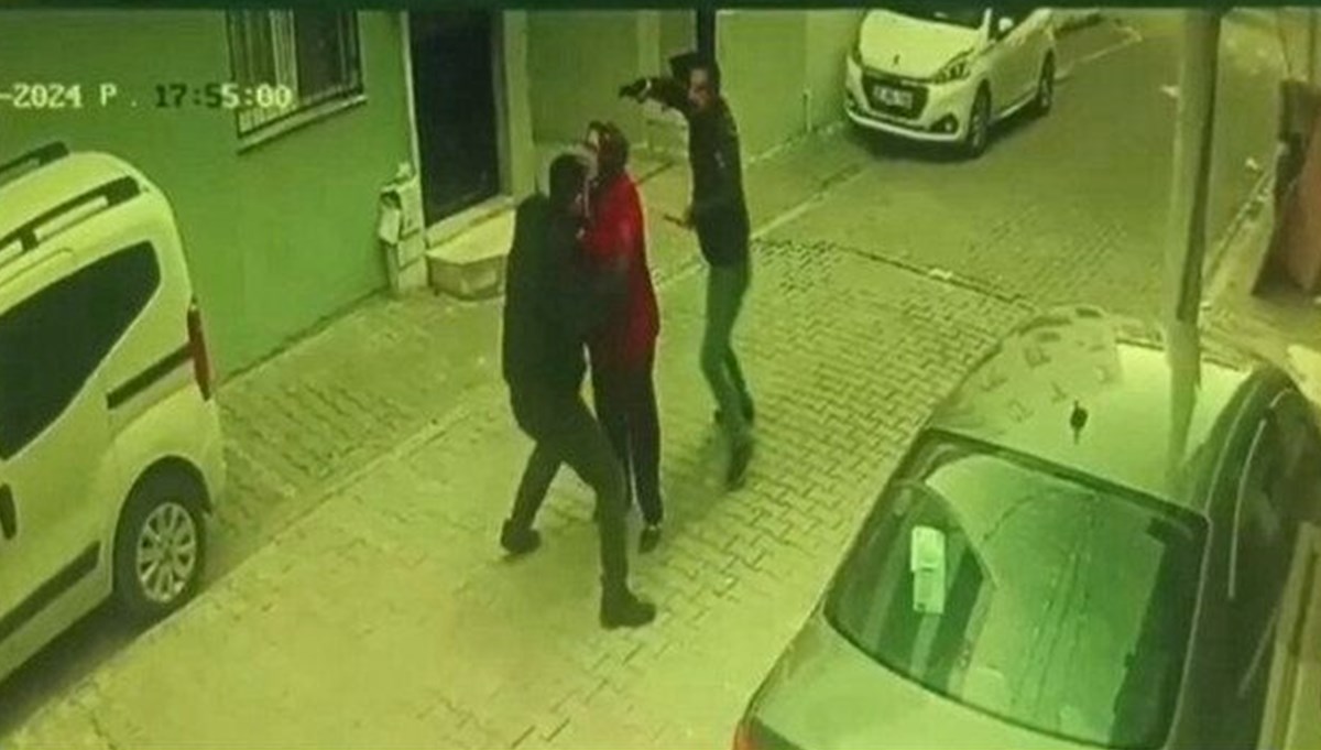 İzmir'deki silahlı kavgada ilginç görüntüler: Kadını kalkan olarak kullandı