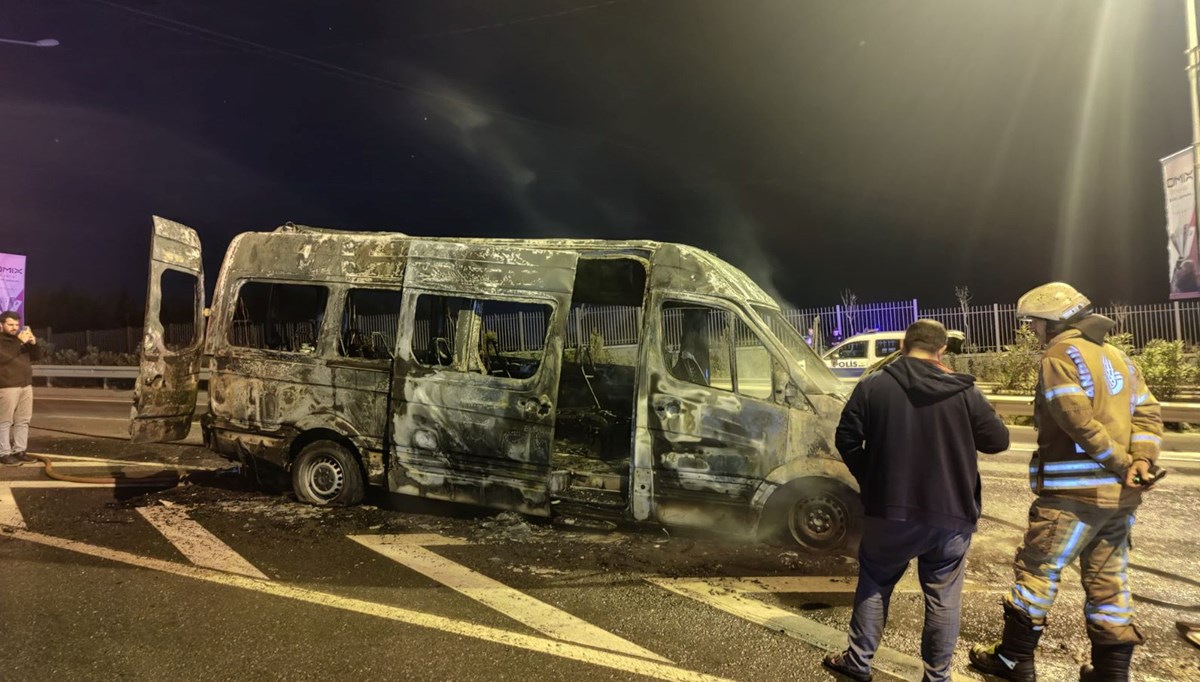 Kağıthane'de servis minibüsü yandı