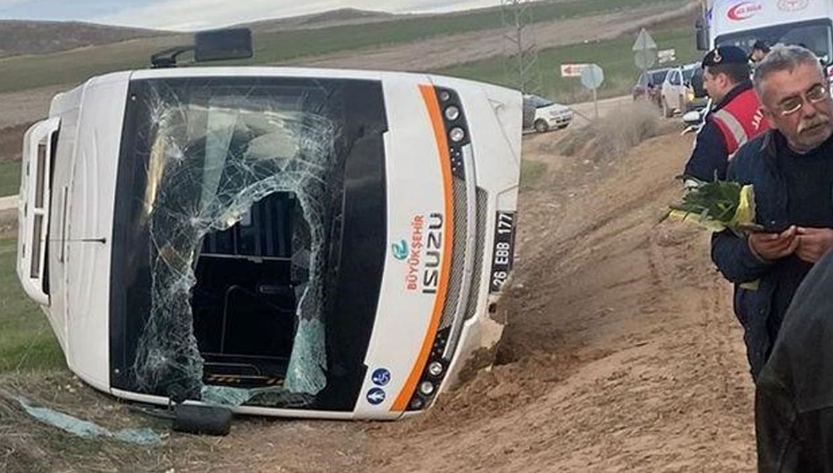 Kamyonun çarptığı halk otobüsü devrildi: 11 yaralı