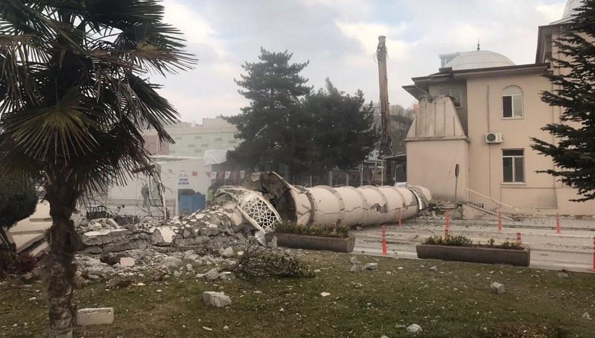 Malatya’da hasarlı camide kontrollü yıkım