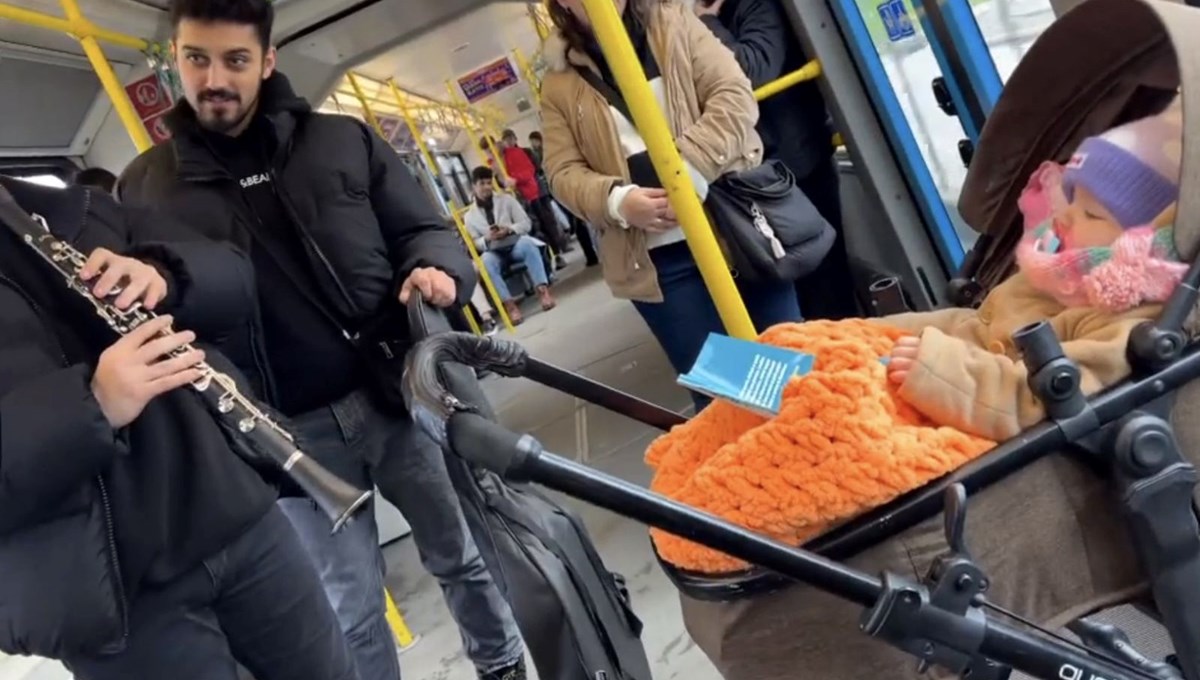 Metroda ağlayan bebeği klarnet ile uyuttular
