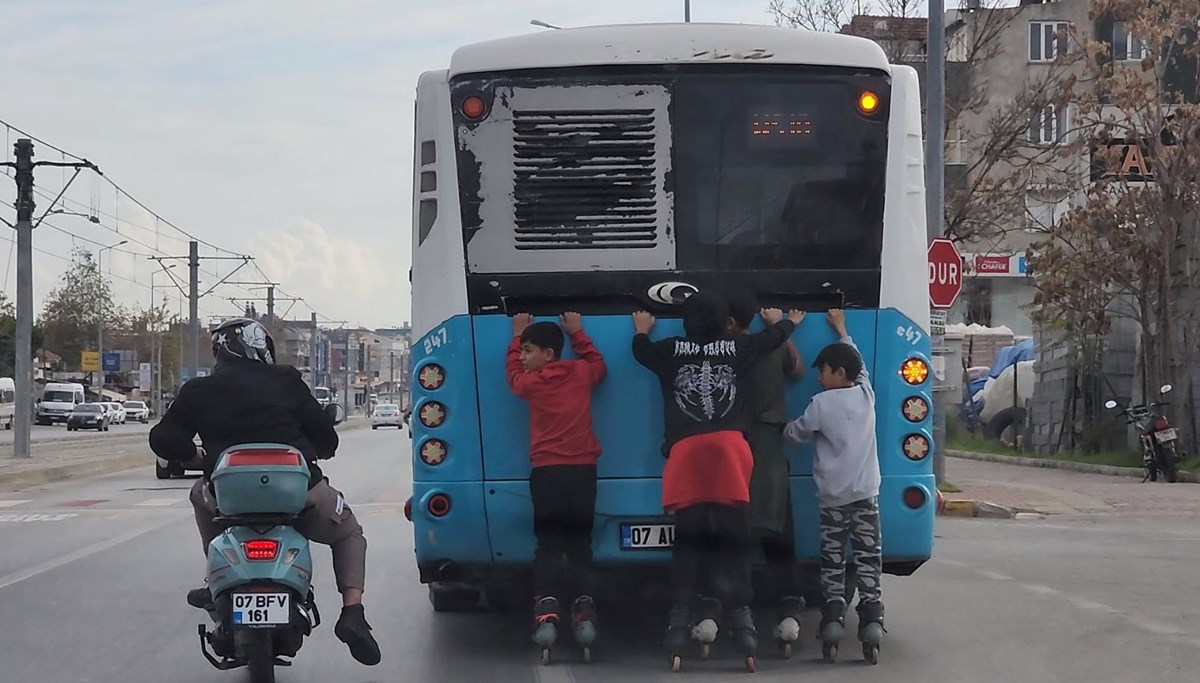 Otobüse tutunan patenli çocuklara tekmeli uyarı
