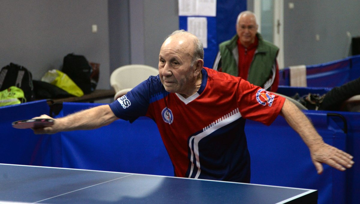 Şampiyon masa tenisçisi, 87 yaşında raket sallıyor