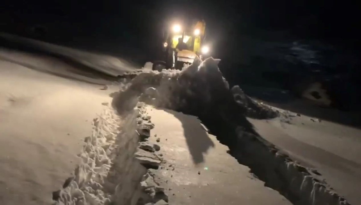 Şırnak'ta kar yağışı: 14 yerleşim yerinin yolu kapandı