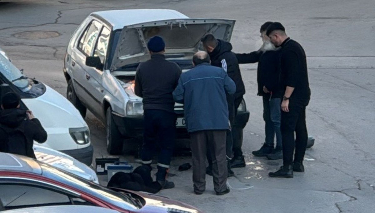 Sivas'ta otomobil alev aldı | Sürücü montuyla yangını söndürmeye çalıştı