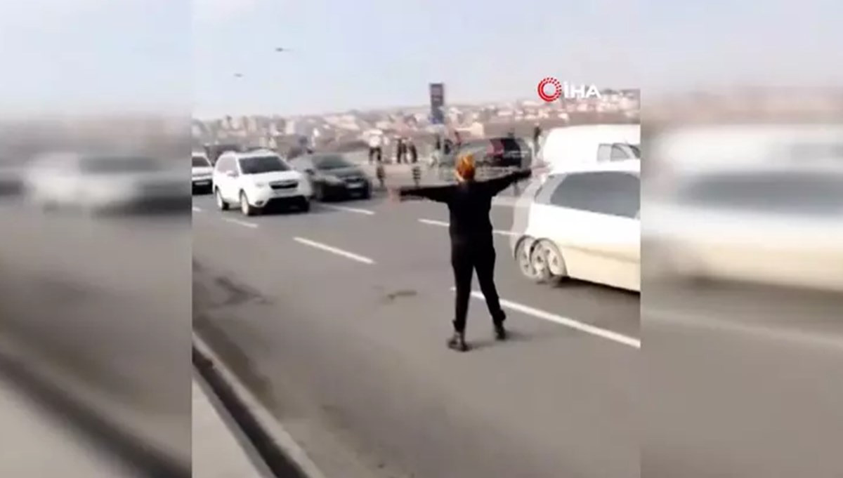 Unkapanı Köprüsü'nde kedi için trafiği durduran kadın kamerada