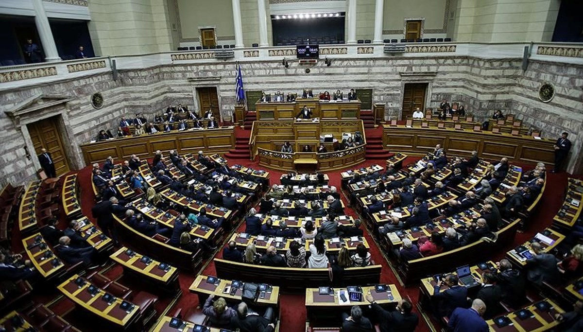 Yunanistan iktidar partisi milletvekili Varviçyotis görevinden istifa etti
