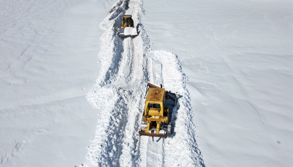 Beytüşşebap'ta 3 metrelik karla mücadele