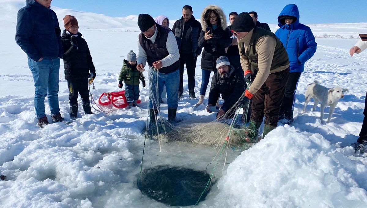 Çıldır Gölünde Eskimo usulü balık avlıyorlar