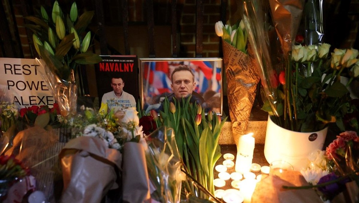 Dünya Navalny'yi anmak için sokaklara döküldü