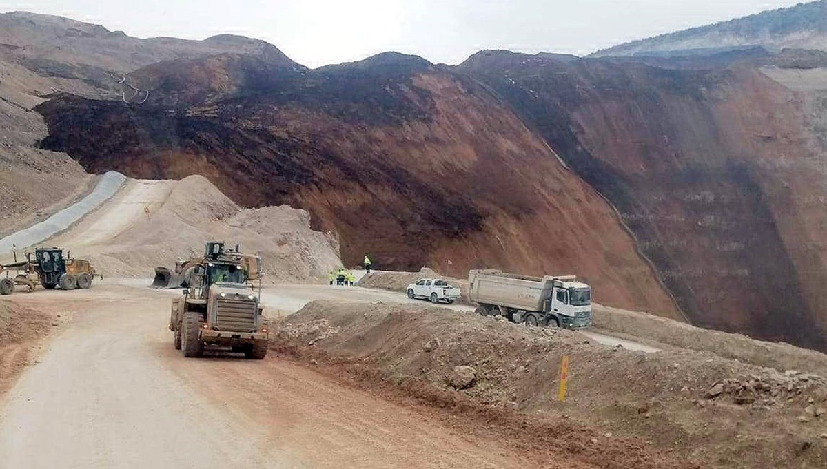 Erzincan İliç'te altın madeninde toprak kayması (İlk görüntü)